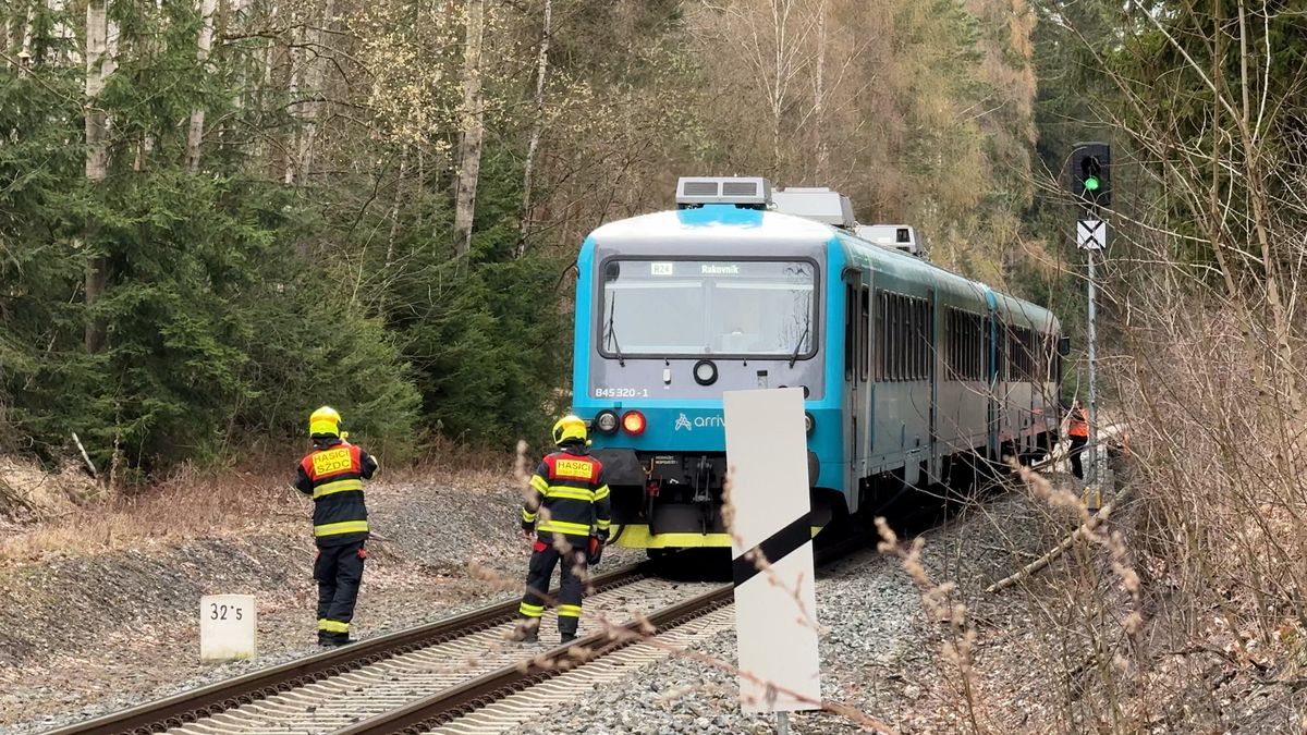 Vlak u Kladna srazil 13letou dívku